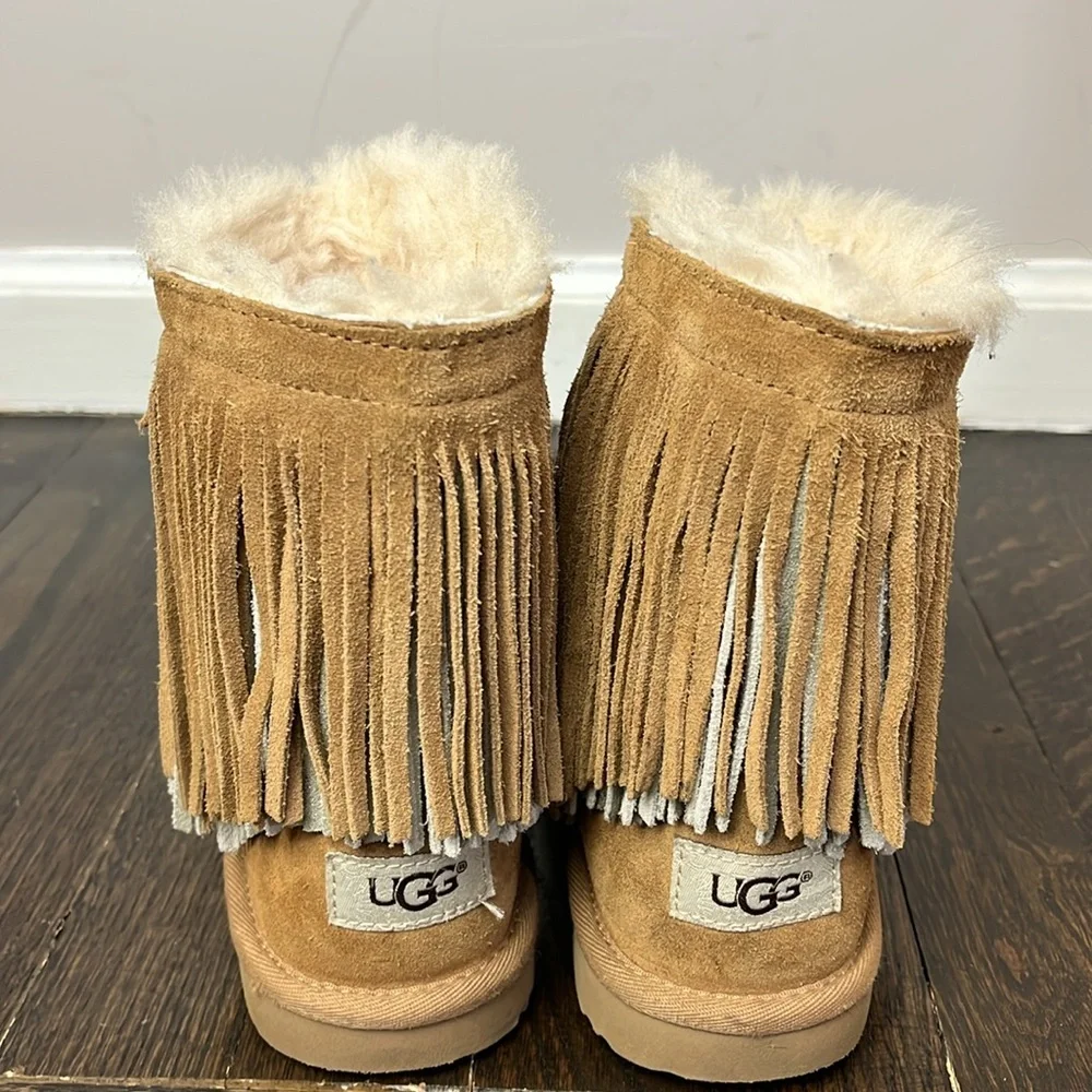 Ugg classic short fringe suede boot